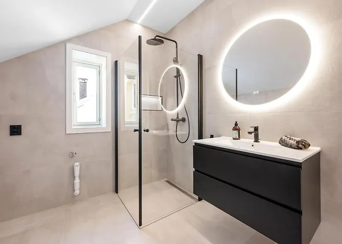 Newly Renovated In The Heart Of Center דירה *