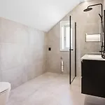 Newly Renovated In The Heart Of Center * Bergen