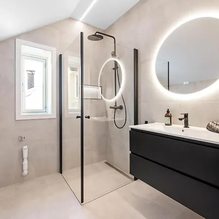 Newly Renovated In The Heart Of Center Lägenhet *