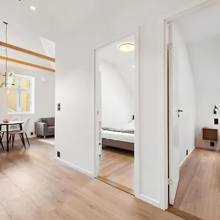 Newly Renovated In The Heart Of Center Lägenhet